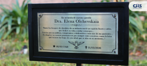 Comunidad del CRS Cordillera Oriente recuerda a la Dra. Elena Olchevskaia con placa conmemorativa.